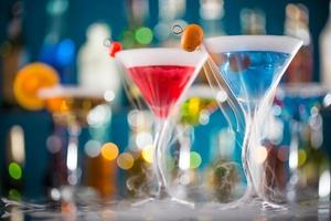 Cocktail mit Eisdampf auf der Bar foto