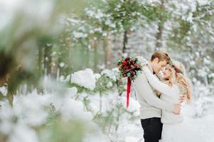 Winterhochzeitsfotosession in der Natur foto