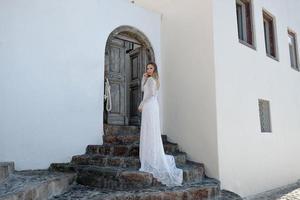 Porträt einer schönen, zarten Braut, die ein langes, luxuriöses, weißes Hochzeitskleid trägt. Schönheit, Modekonzept. foto