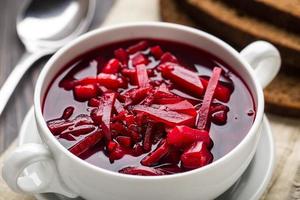 Schüssel rote Rote-Bete-Suppe foto