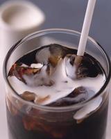 Glas mit Cola und Eis