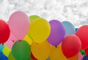 ein bunter fliegender Ballon im blauen Himmel foto