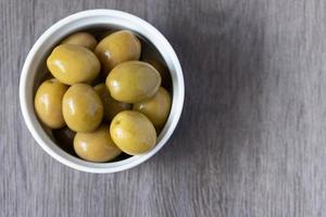 eingelegte grüne Oliven in einer Schüssel foto