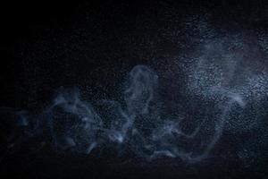 Weihrauch und Rauch auf schwarzem Hintergrund foto