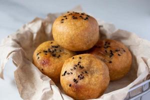 runde brötchen gefüllt mit schwarzen bohnen traditioneller indonesischer snack foto