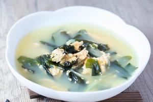 Wakame-Suppe mit Ei, japanische Küche foto