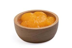 Eingelegte geschälte Orangen in Sirup in einer Tasse auf weißem Hintergrund. foto