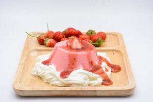 italienisches dessert panacotta mit erdbeeren foto