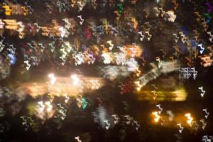 abstrakte Langzeitbelichtung, experimentelles surreales Foto, Stadt- und Fahrzeuglichter bei Nacht foto