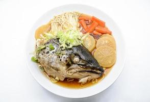 Suppenlachs in Sojaquelle mit Gemüse, japanische Speisen foto