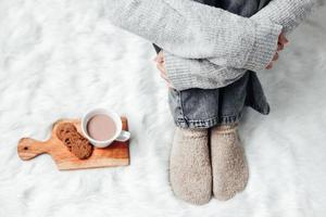 Schnittaufnahme eines Mädchens, das im Winter einfriert foto