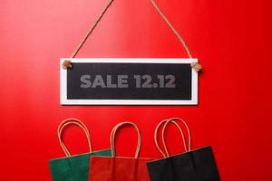 12.12 Shopping Day Super Sale Flat Lay Konzept auf rotem Hintergrund foto