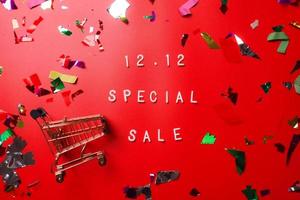 12.12 Shopping Day Super Sale Flat Lay Konzept auf rotem Hintergrund foto