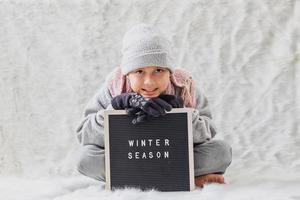 ein junge, der winterkleidung trägt, begrüßt die wintersaison glücklich foto