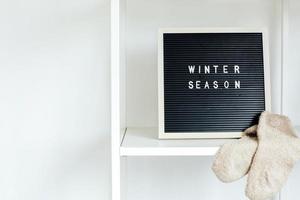 Winterhintergrundkonzept mit Wintersaisonschreiben auf Tafel foto