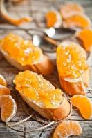 Baguettestücke mit Orangenmarmelade foto