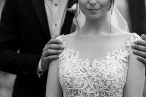 Verkleide die Braut in einem Brautkleid mit Korsett und Schnürung foto