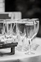 Hochzeitsgläser für Wein und Champagner foto