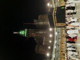 makka, saudi-arabien, april 2021 - während des monats ramadan führen pilger aus aller welt in der masjid al-haram in mekka tawaf rund um die kaaba durch. foto
