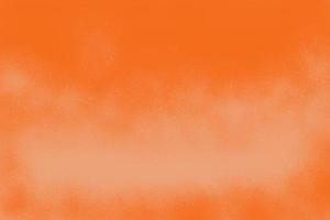 gestempelte orange Farbe des Sprays auf weißem Hintergrund durch Programmcomputer, grobe Beschaffenheitsgrafik der abstrakten Kunst. zeitgenössische kunst, monotone künstlerische papierleinwand, platz für rahmenkopie postkarte schreiben foto