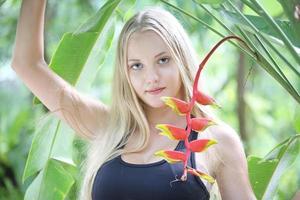 porträt einer schönen blonden frau in sportbekleidung genießen sie ihre sommerzeit im park. foto