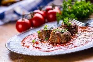 Fleischklößchen. italienische und mediterrane Küche. Fleischbällchen mit s foto