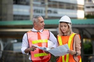 Architekt oder Bauingenieur auf der Baustelle und Leitung auf der Baustelle foto