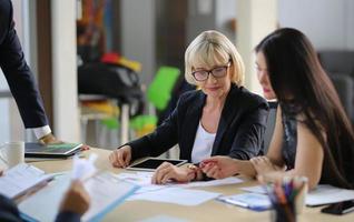 multiethnische, vielfältige gruppe von geschäftskollegen in teambesprechungsdiskussionen foto