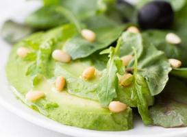 grüner Salat mit Avocado foto