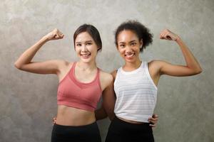 Lifestyle-Porträt von zwei lustigen jungen Freunden auf Sportbekleidung, die Spaß haben und Gesichter vortäuschen. Partystimmung zu Hause. Internationaler Frauentag. Gruppe glücklicher junger Frauen, die lächeln. foto