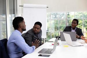 Leute im Büro, die ein Geschäftstreffen in der Nähe eines Rechenschaftsausschusses haben junges Start-up-Business-Team, das im Besprechungsraum arbeitet. foto