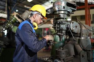 Arbeiter, der in der Werkstatt der Fertigungsindustrie arbeitet. foto