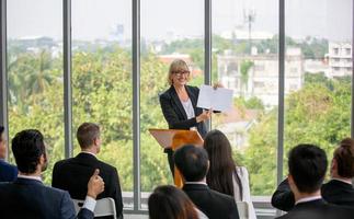 Gruppe von Menschen, die erfahrenen Geschäftsleuten zuhören, die ihnen bei der Ausarbeitung einer neuen Unternehmensstrategie helfen. foto