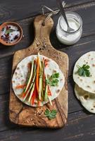 frische Zucchini, Karotten, Pfeffer, Naturjoghurt und eine hausgemachte Tortilla foto