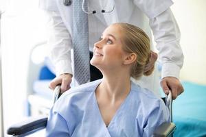 Arzt und Patient im Krankenhaus foto