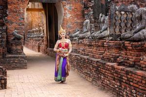 thailändisches kostümkleid schöne frauen, kostüm thailändischer stil in thailand foto