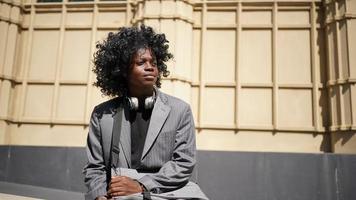 Porträt eines jungen afroamerikanischen Hipster-Mannes, der im Freien posiert. foto