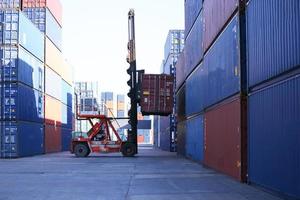 Containerbox vom Frachtfrachtschiff für den Import Export. foto