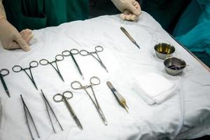 Ansicht von oben auf chirurgische Scheren im Operationssaal foto