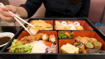 Frauen essen Bento-Box-Set foto