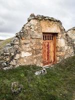 Eingänge zu U-Bahn-Kellern aus Stein im Dorf Soria. Hobbit-Häuser foto