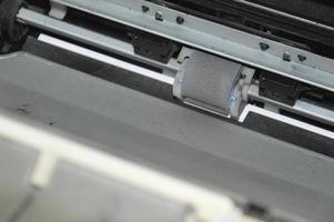 Laden der Laserdruckerkartusche mit Tonerpulver foto
