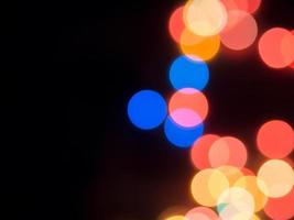 abstrakter hintergrund mit bokeh lichtern buntes rundschreiben der weihnachtsbeleuchtung foto