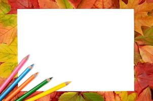 Herbstlaub Bleistifte und Blatt Papier foto