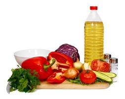 Sonnenblumenöl und Gemüse zur Zubereitung von Salat foto