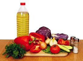 Sonnenblumenöl und Gemüse zur Zubereitung von Salat foto