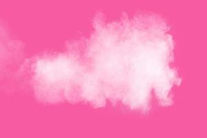 abstrakte weiße pulverexplosion auf rosa hintergrund. einfrieren bewegung von weißem staub bespritzt. foto