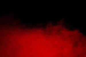 Explosionswolke des roten Pulvers auf schwarzem Hintergrund. foto