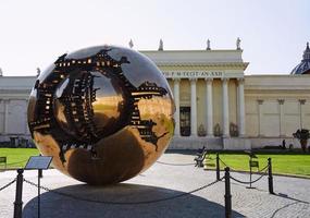 Vatikan, Italien, 10-16-21-Hof der Pigna und Skulptur Sfera foto