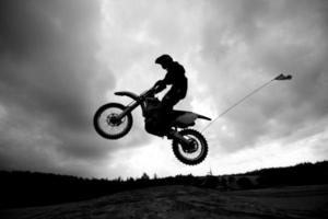 Dirtbike springen Sanddünen - Sihlouette foto
